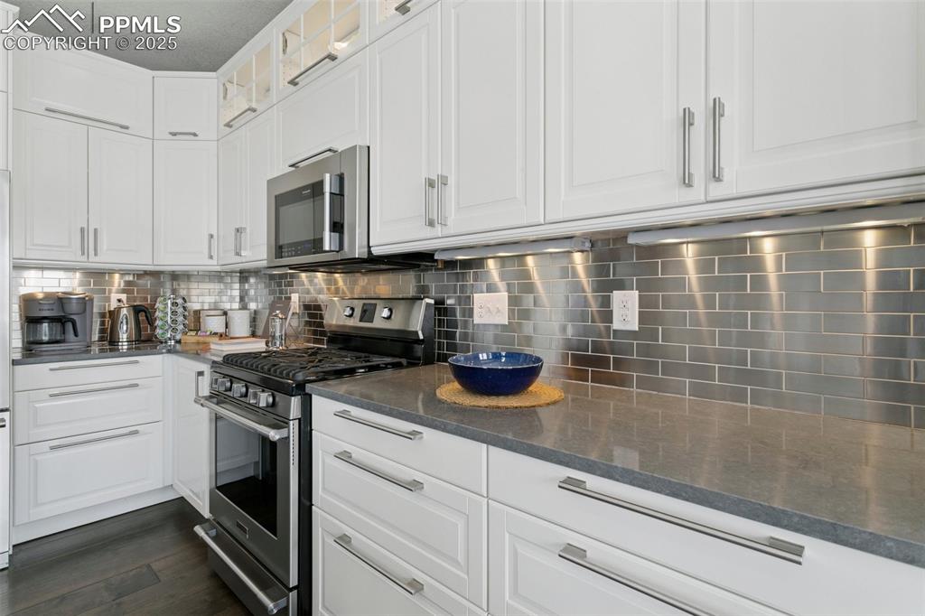 Image 13 of 50: Custom quartz countertops and under-cabinet lighting w/dimmer capability!