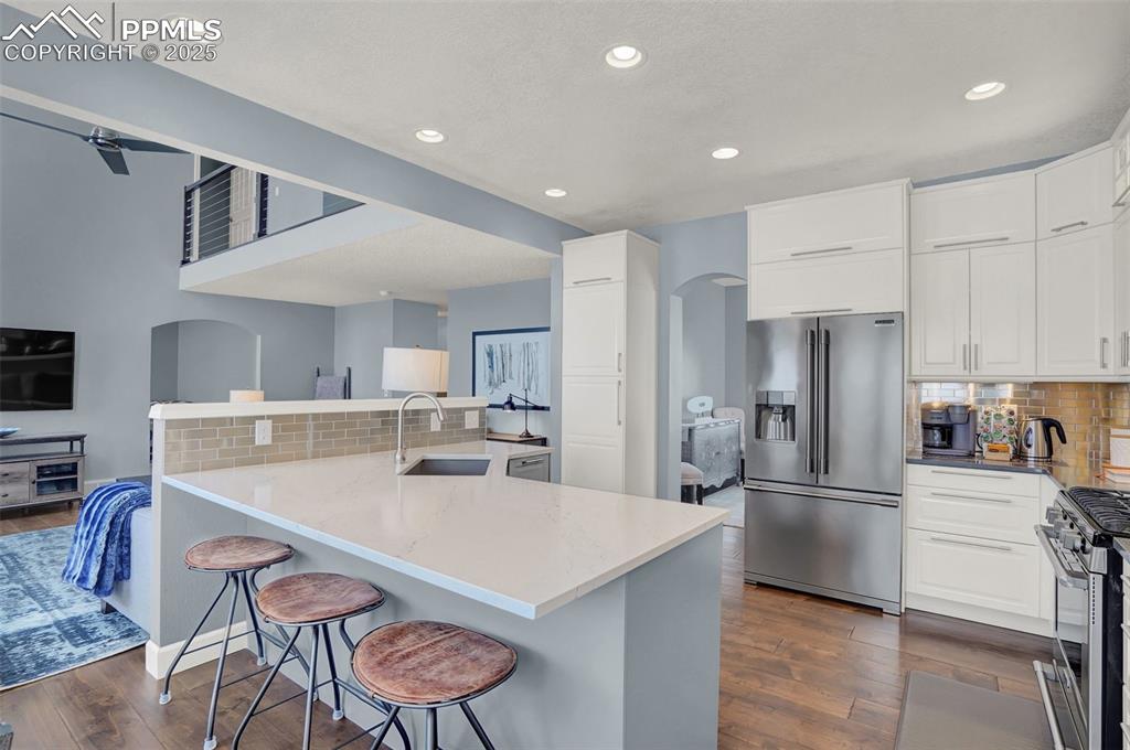 Image 17 of 50: Breakfast bar at the kitchen island