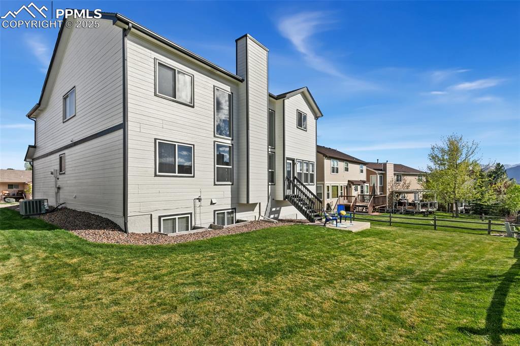 Image 4 of 50: Back of Structure