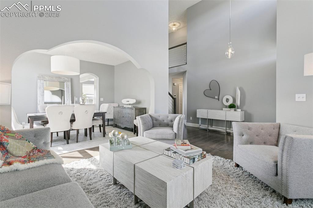 Image 5 of 50: Living Room