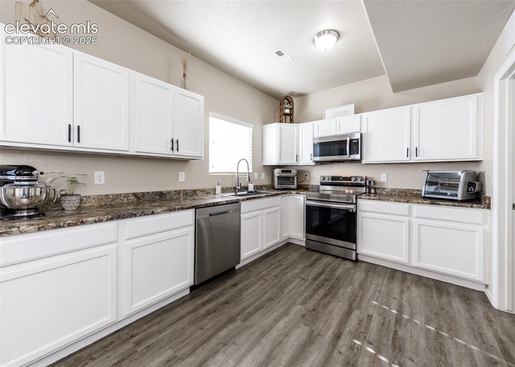 Image 14 of 48: Kitchen