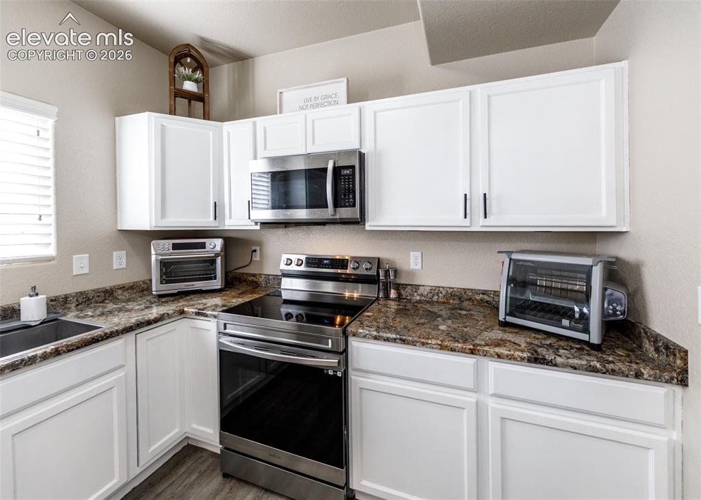 Image 15 of 48: Kitchen