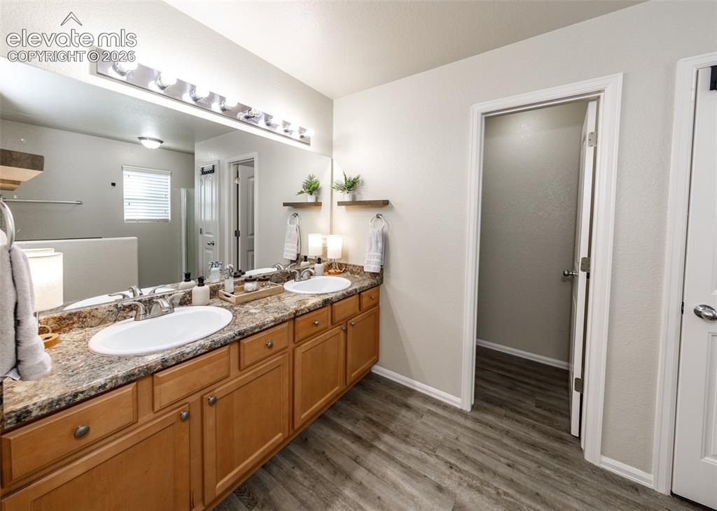 Image 33 of 48: Bathroom