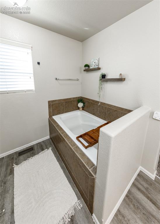 Image 35 of 48: Bathroom