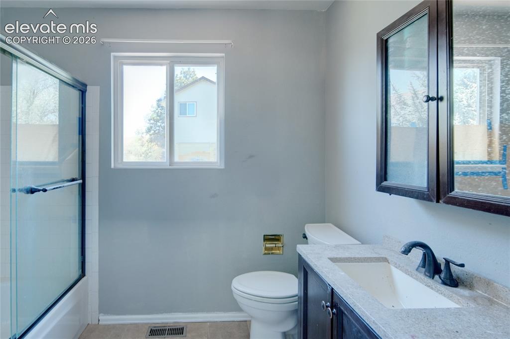 Image 17 of 28: Bathroom