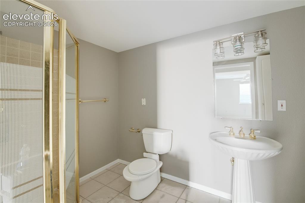 Image 27 of 28: Bathroom