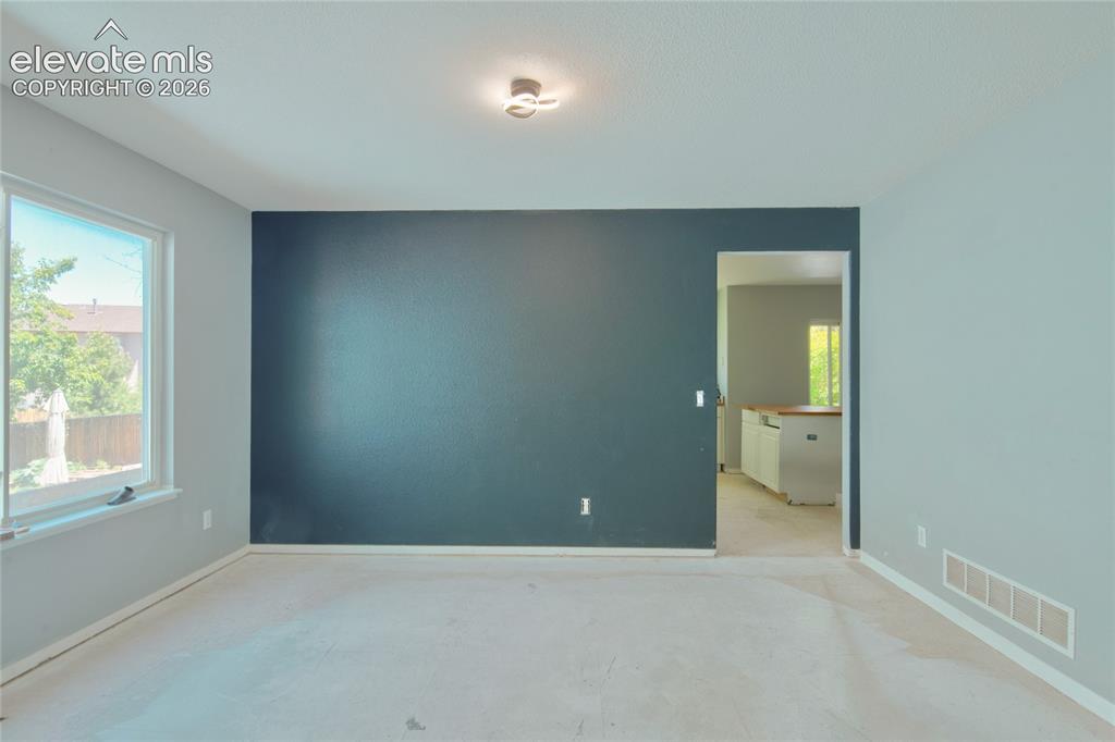 Image 7 of 28: Dining Area