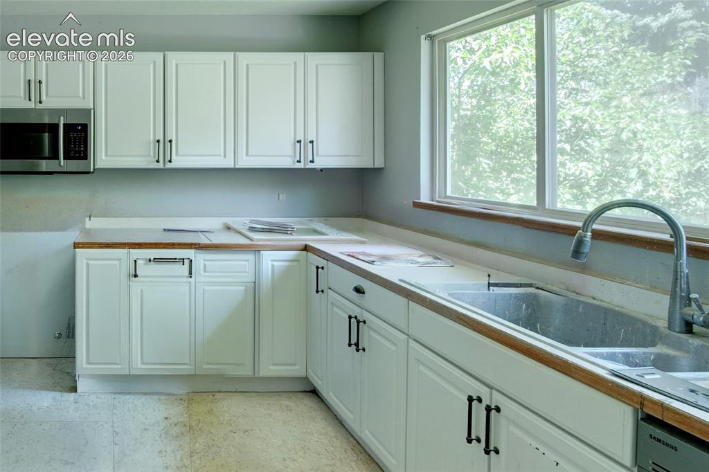Image 9 of 28: Kitchen