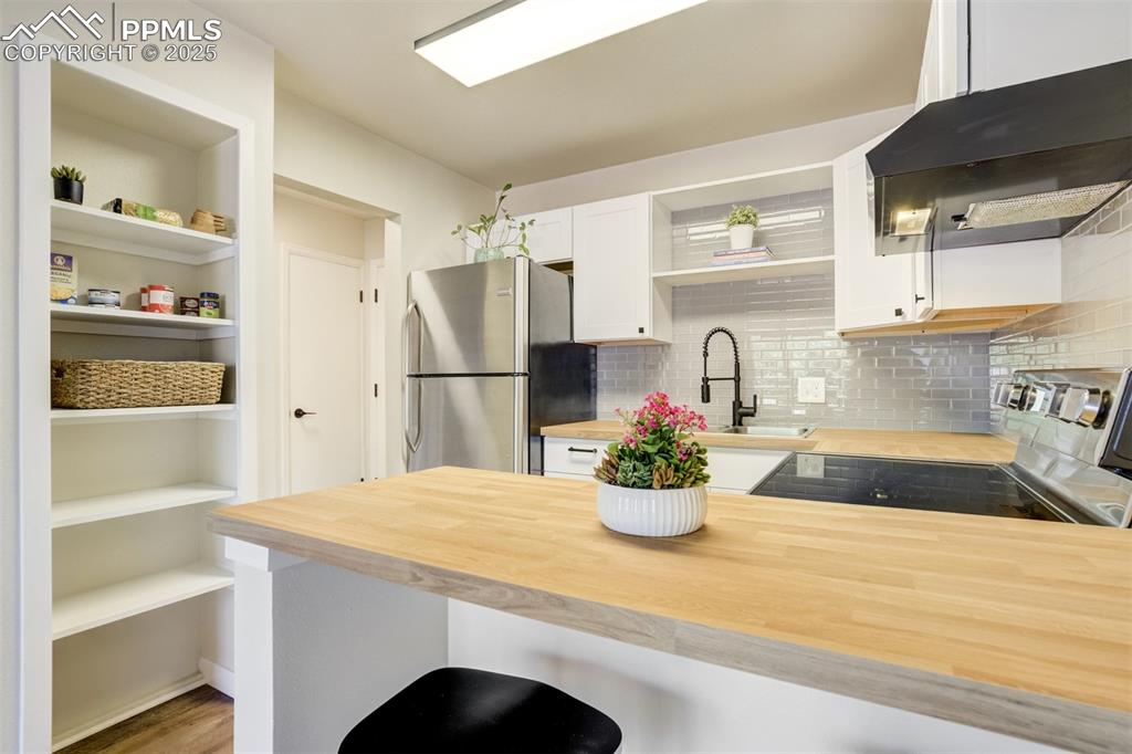 Image 15 of 34: Kitchen