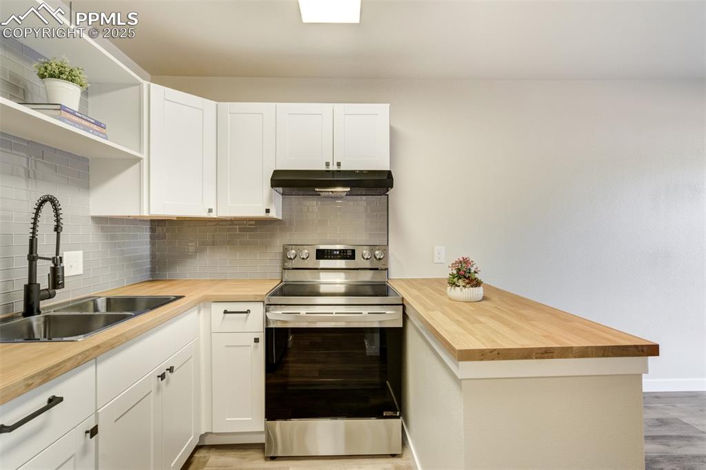 Image 16 of 34: Kitchen