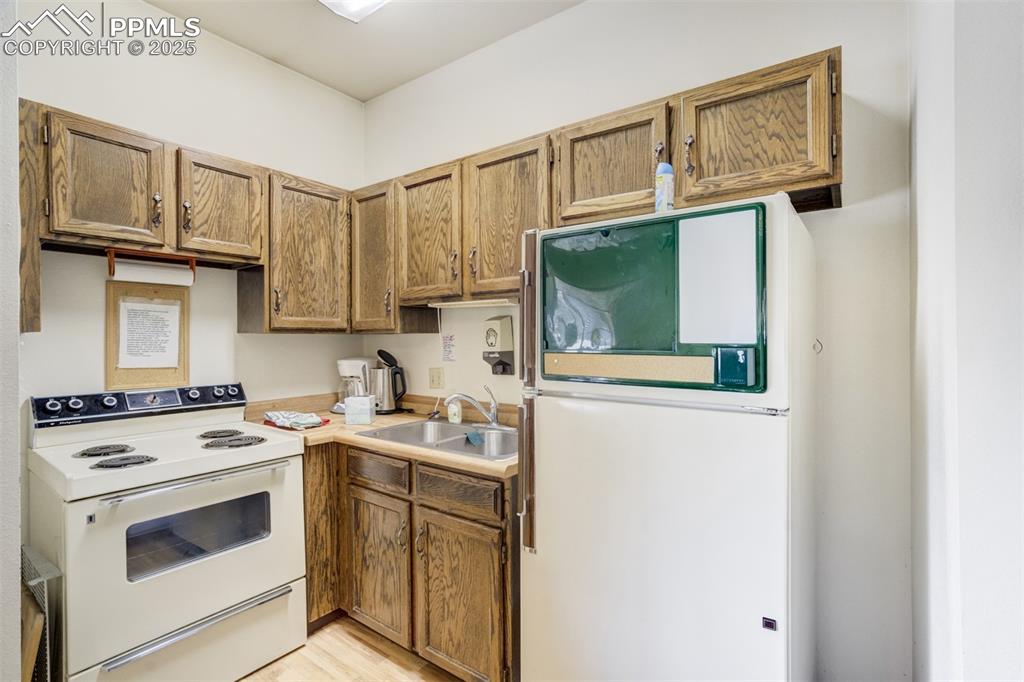 Image 29 of 34: Kitchen