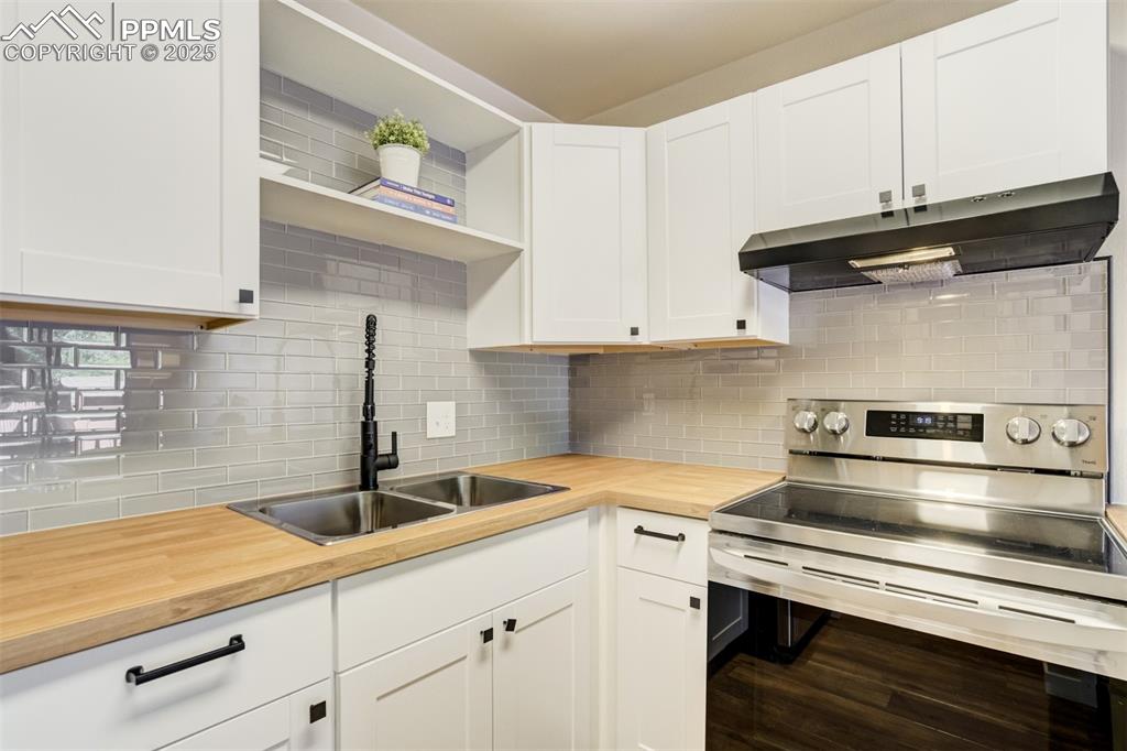 Image 3 of 34: Kitchen