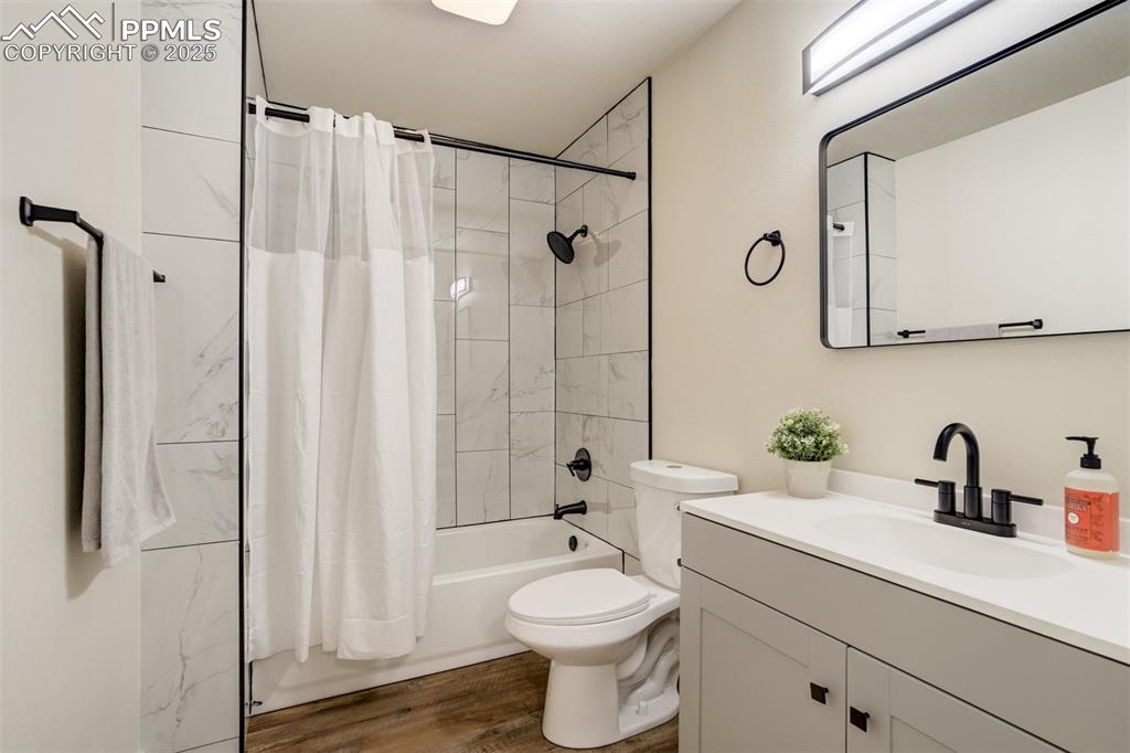 Image 5 of 34: Bathroom