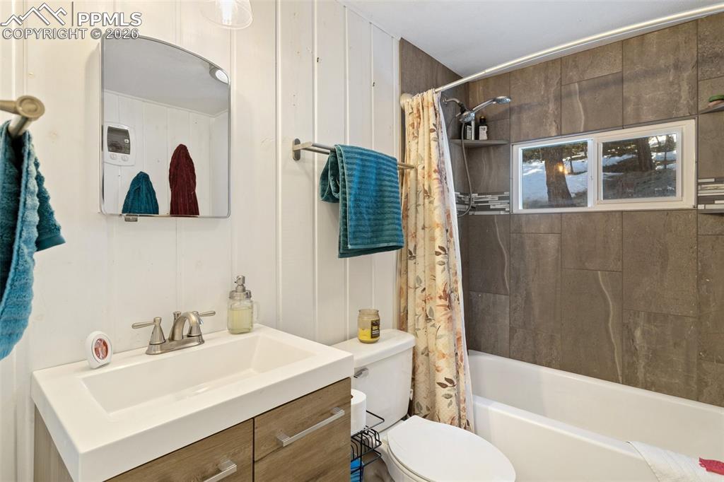 Image 15 of 22: Bathroom