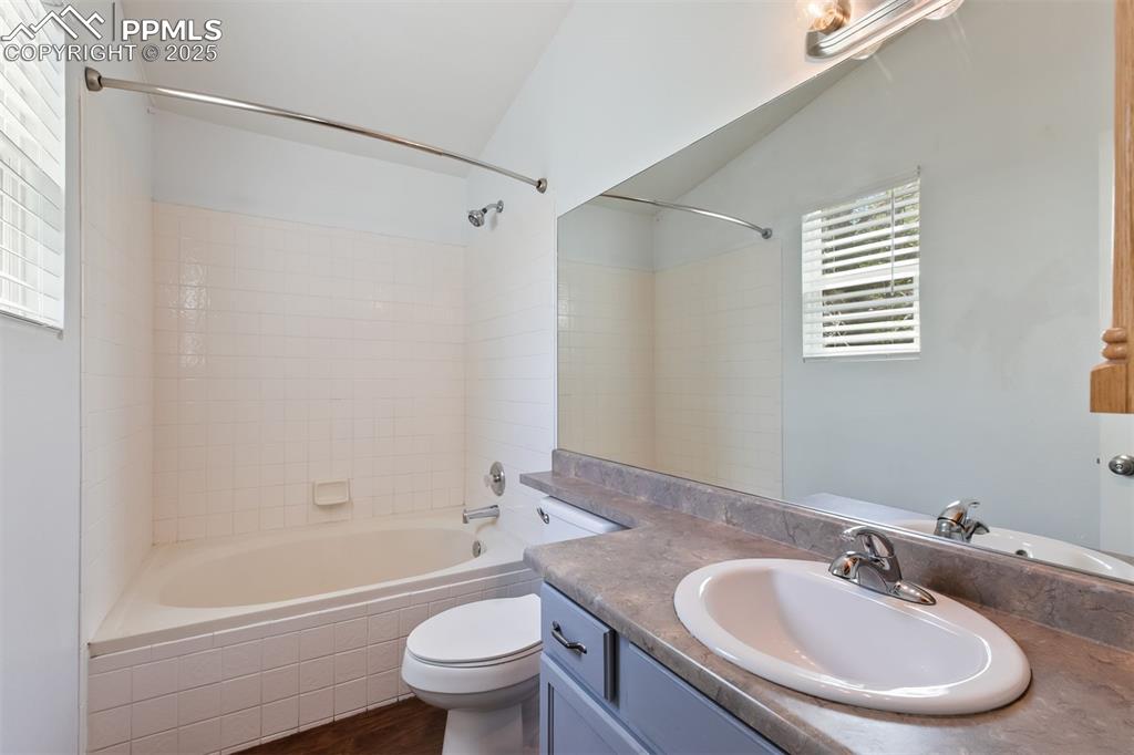 Image 12 of 20: Bathroom