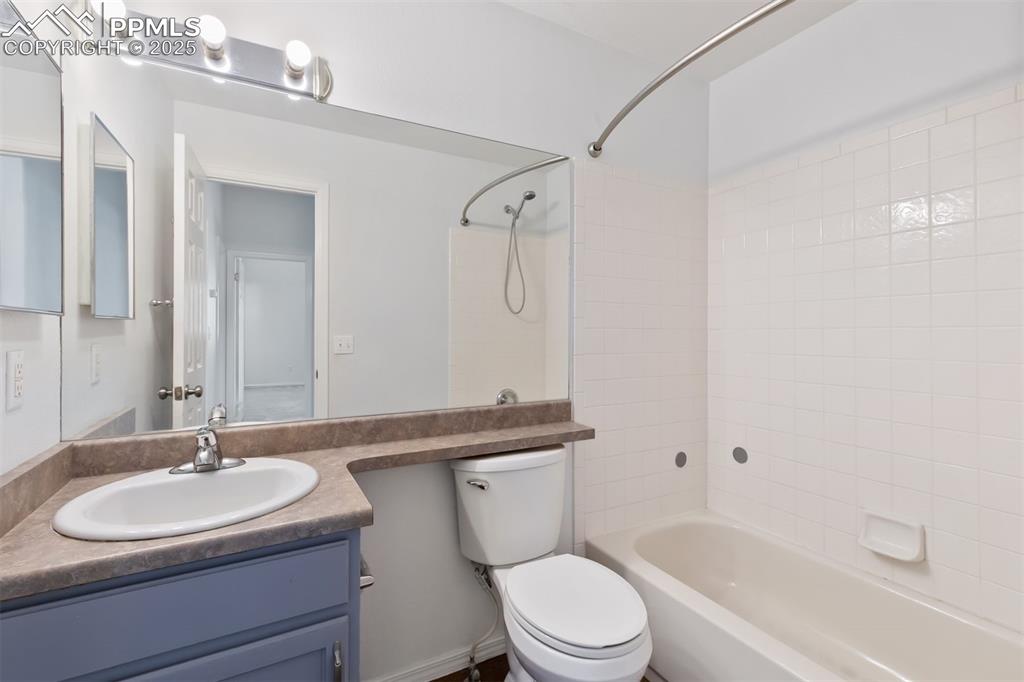 Image 17 of 20: Bathroom