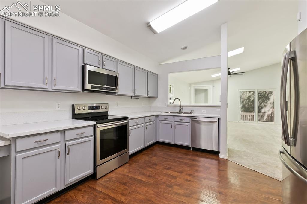 Image 7 of 20: Kitchen