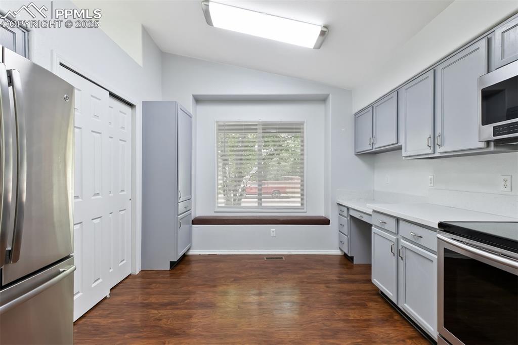 Image 8 of 20: Kitchen