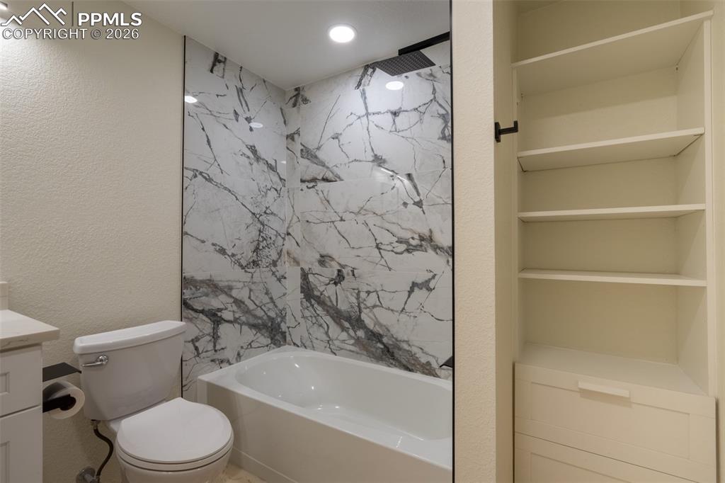 Image 15 of 21: Bathroom