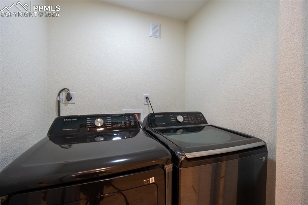 Image 16 of 21: Laundry