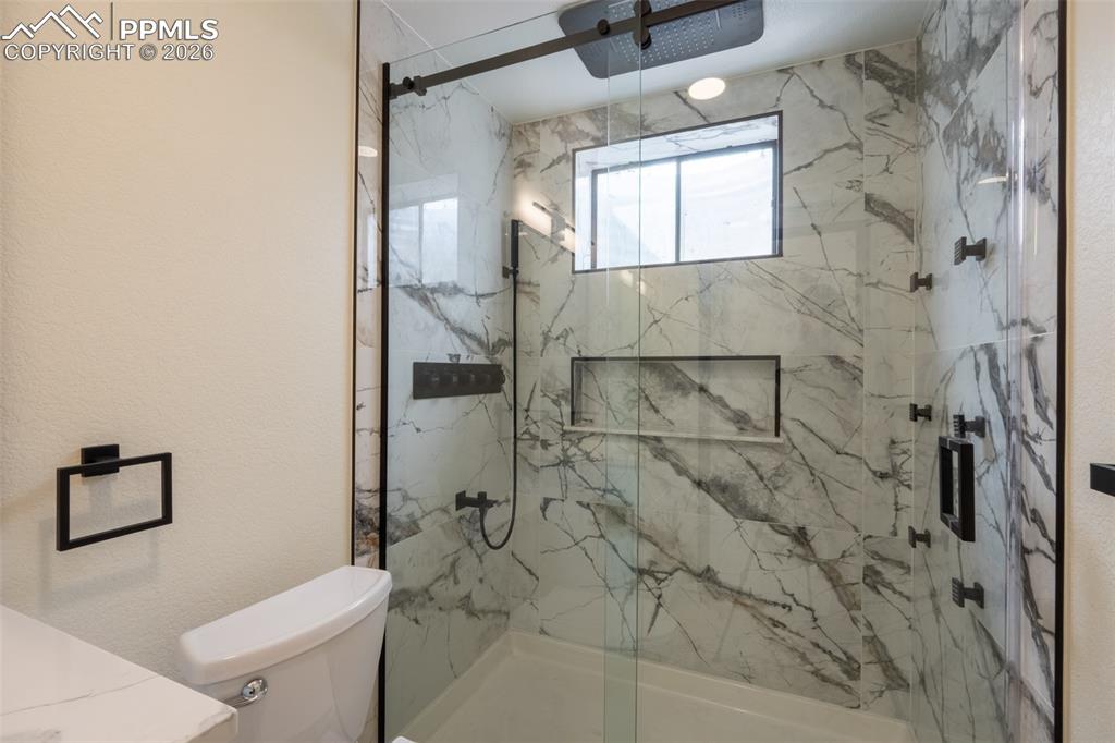 Image 17 of 21: Bathroom