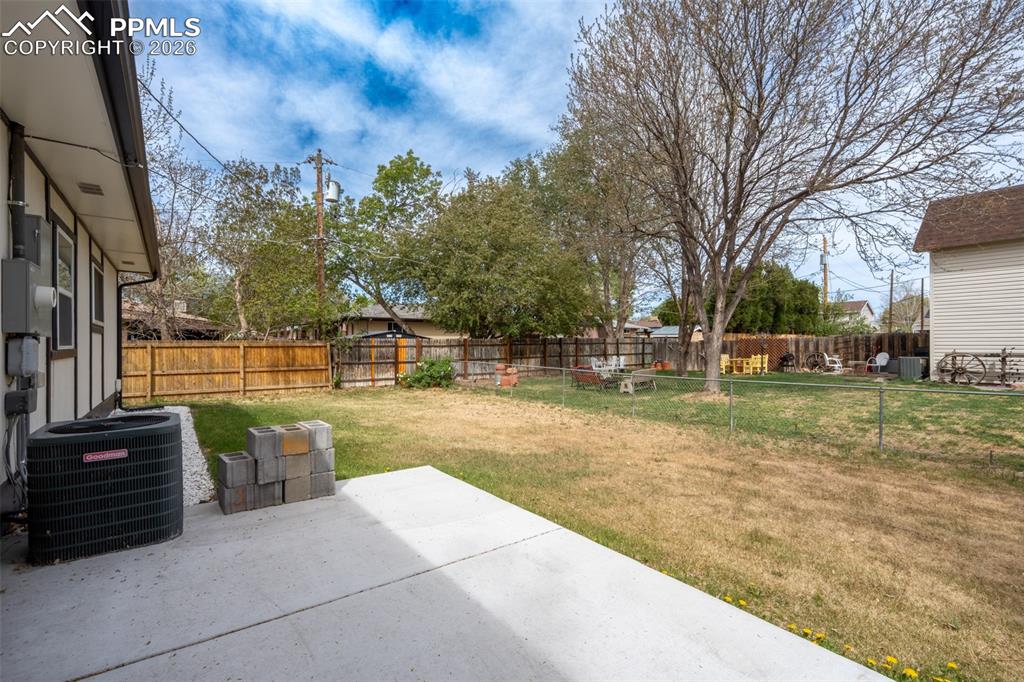 Image 20 of 21: Yard