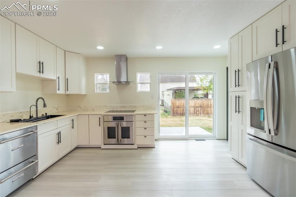 Image 5 of 21: Kitchen