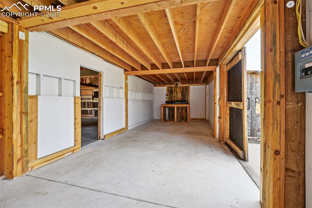 Image 34 of 50: Barn/Shop