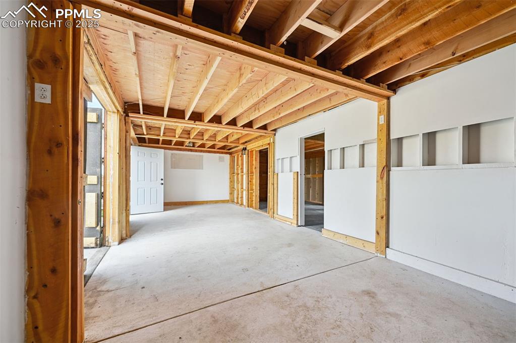 Image 35 of 50: Barn/Shop