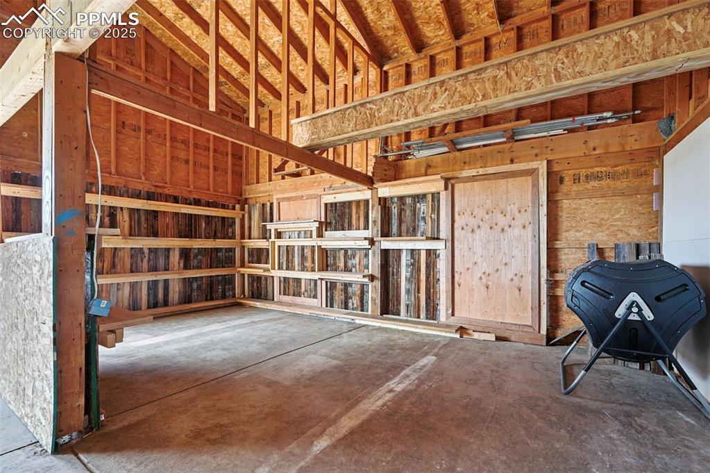 Image 36 of 50: Barn/Shop