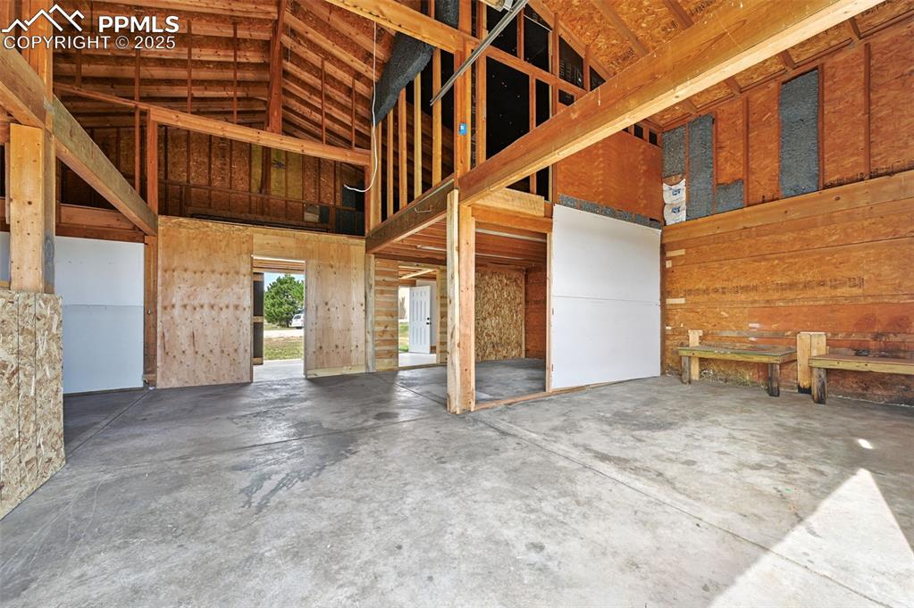 Image 37 of 50: Barn/Shop