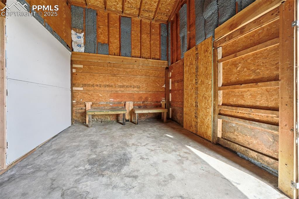 Image 38 of 50: Barn/Shop