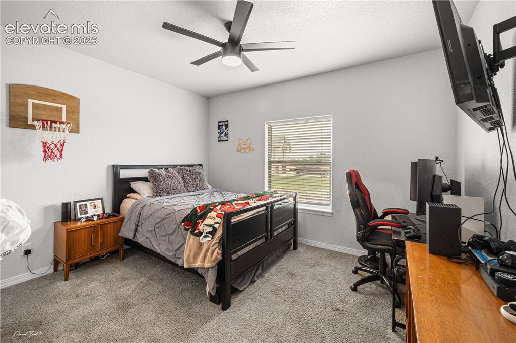 Image 14 of 24: Bedroom