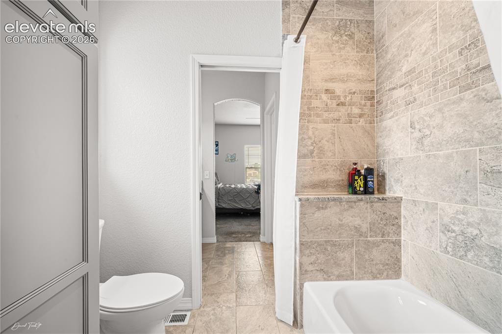 Image 16 of 24: Bathroom