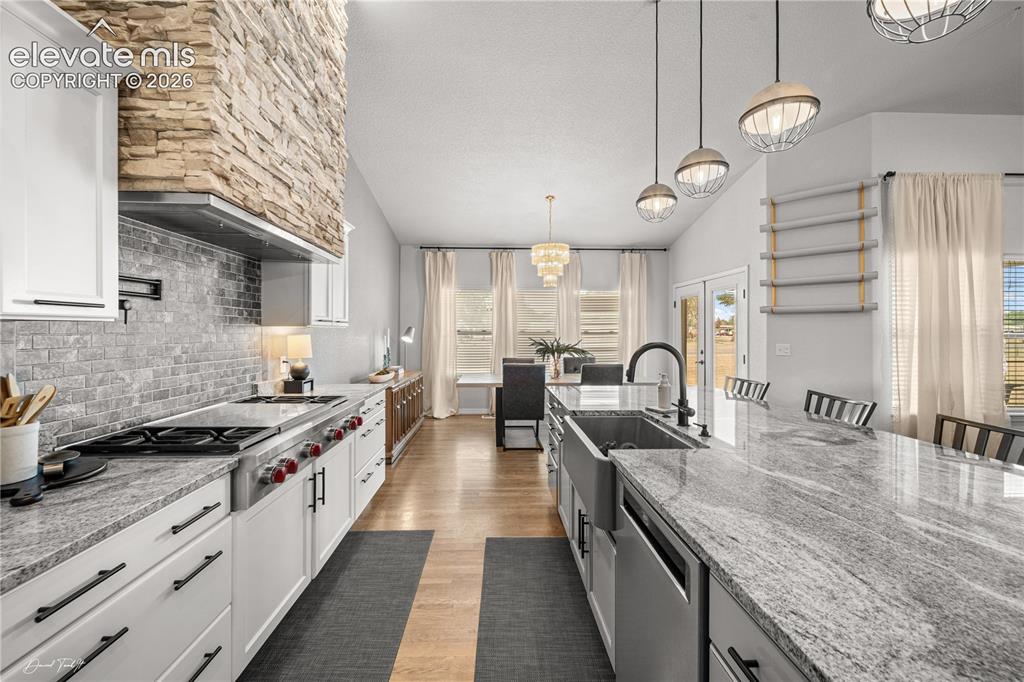 Image 7 of 24: Kitchen
