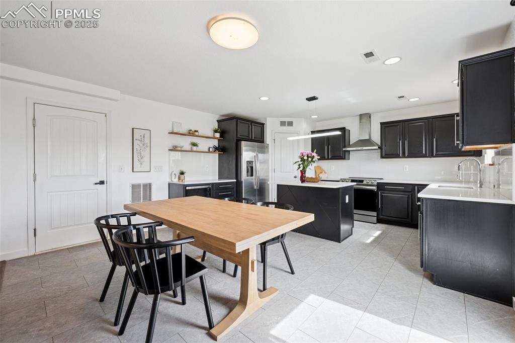 Image 12 of 34: Dining Area