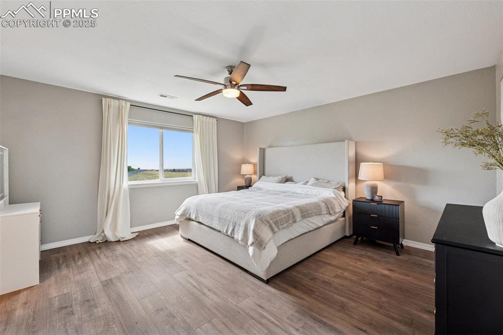 Image 17 of 34: Bedroom