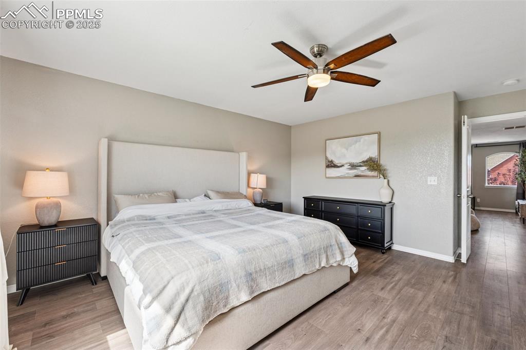 Image 18 of 34: Bedroom