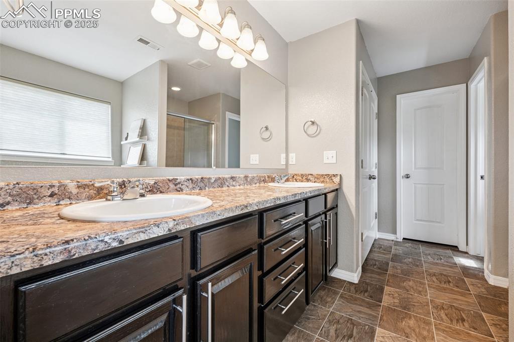 Image 19 of 34: Bathroom