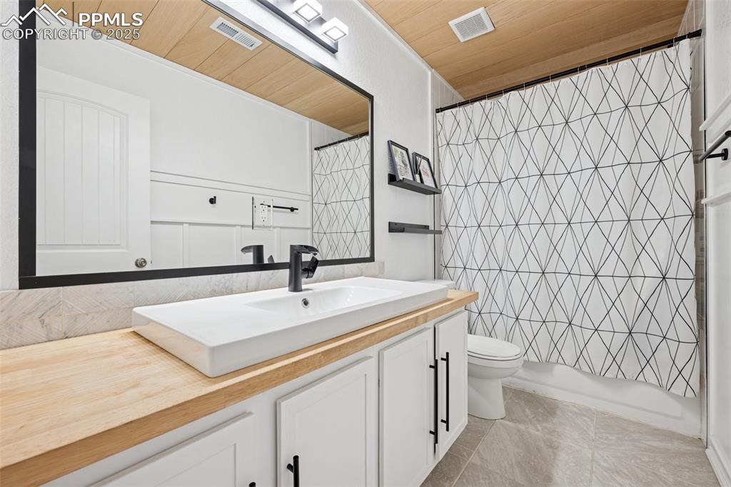 Image 21 of 34: Bathroom