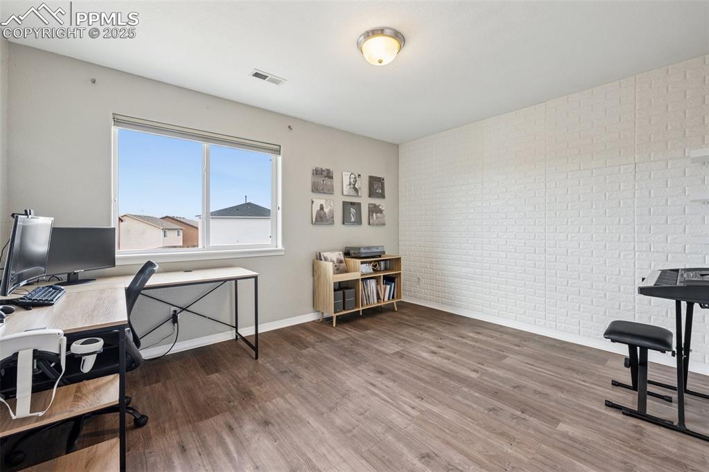 Image 22 of 34: Office