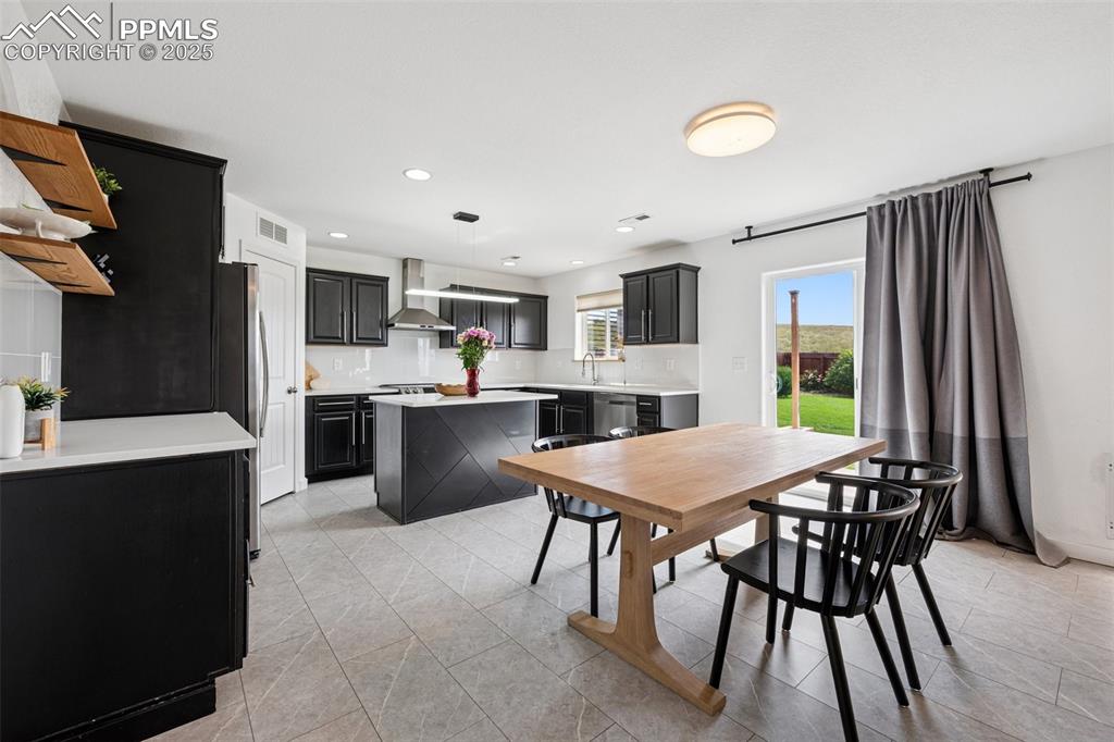 Image 7 of 34: Dining Area