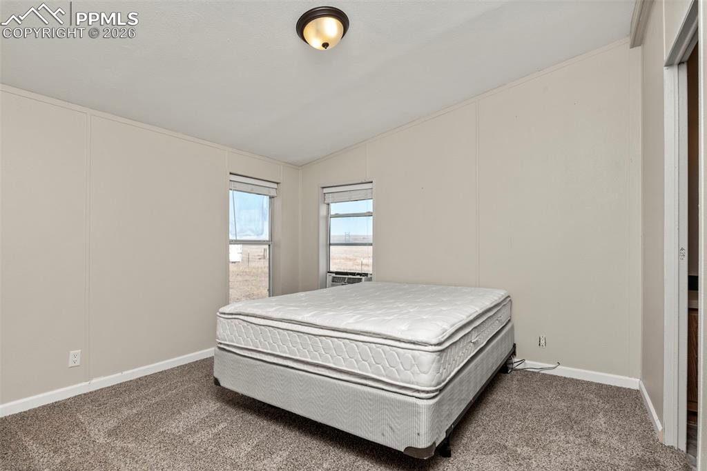 Image 14 of 27: Bedroom