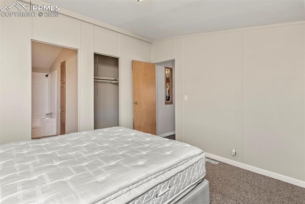 Image 15 of 27: Bedroom