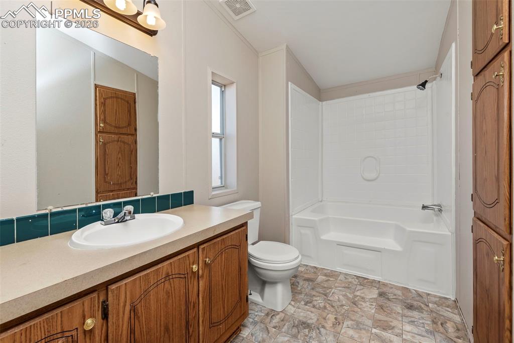 Image 16 of 27: Bathroom