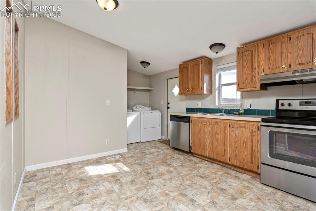 Image 17 of 27: Kitchen