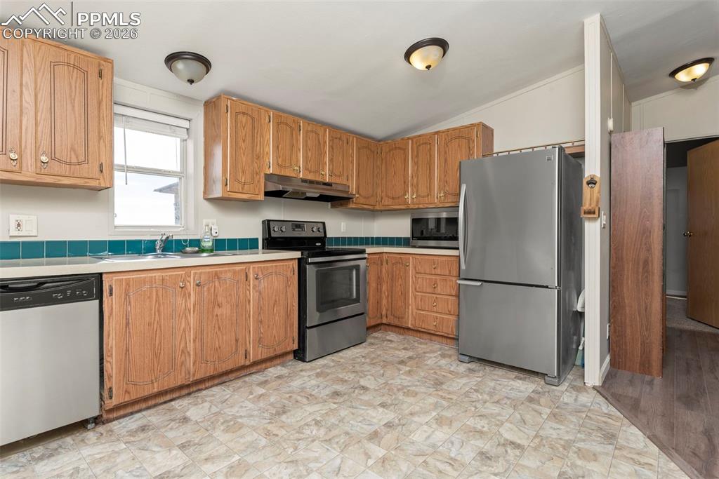 Image 18 of 27: Kitchen