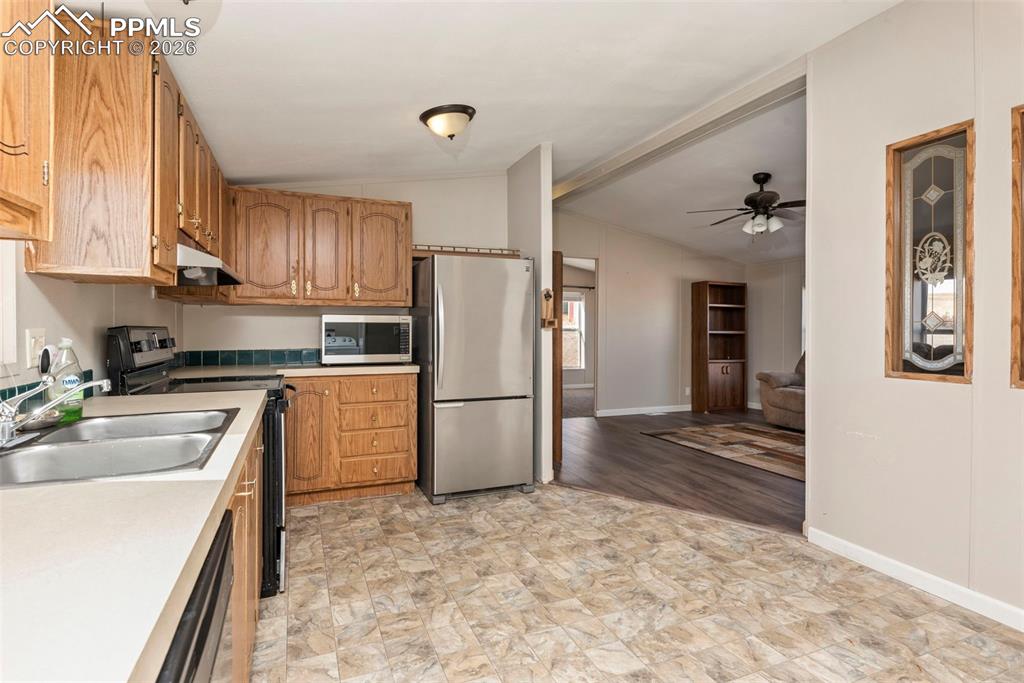 Image 19 of 27: Kitchen