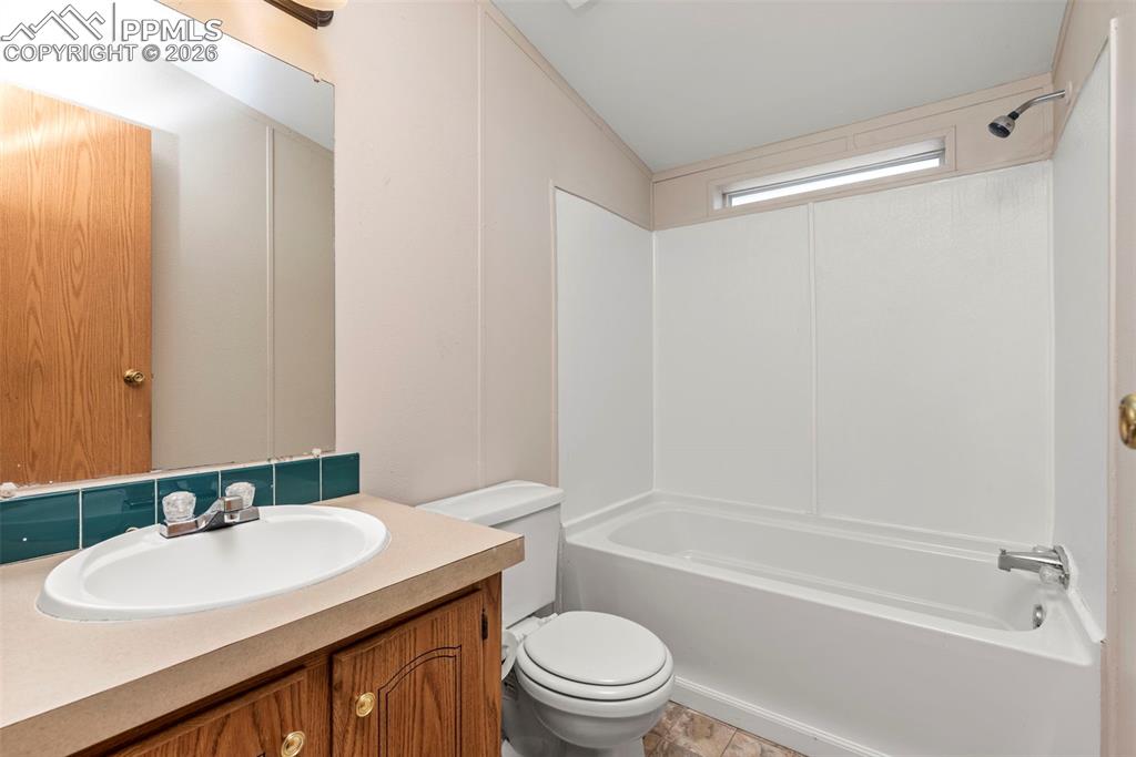 Image 21 of 27: Bathroom