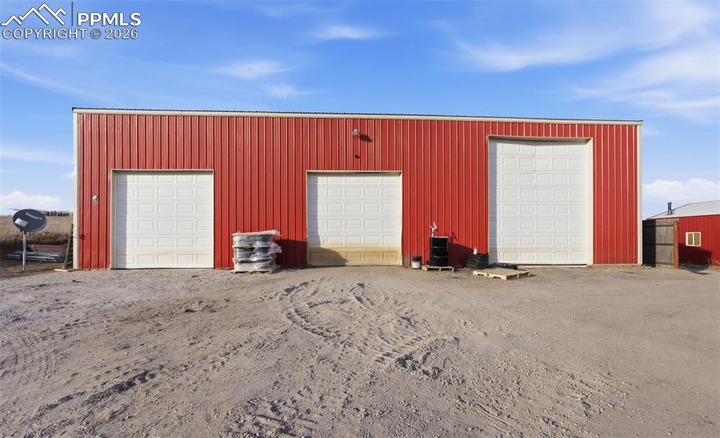 Image 4 of 27: Garage